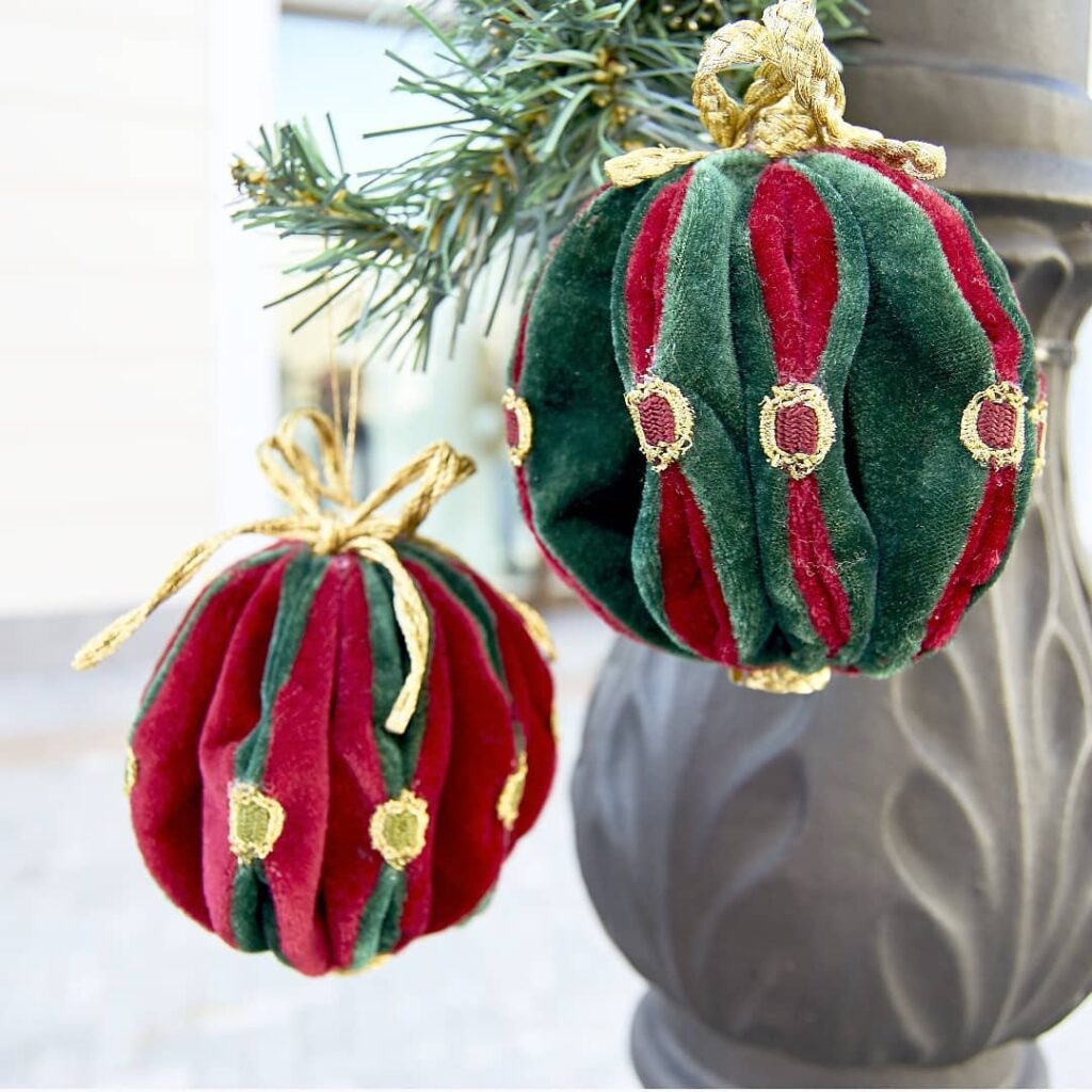 Classic christmas Red & Green ball ornaments