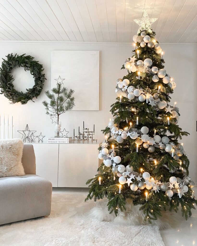 Neutral christmas tree decor