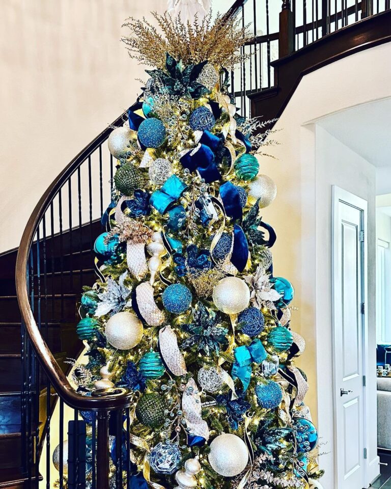 10 Velvet Ribbon Christmas Tree Styles